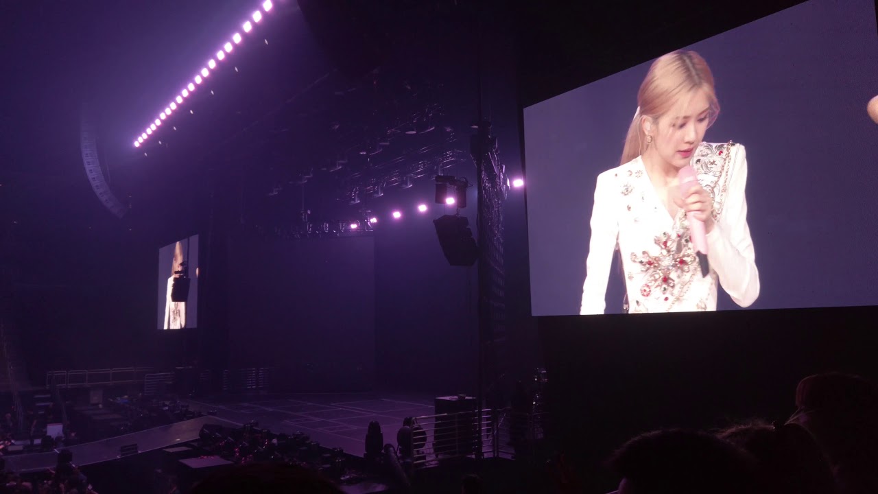 BLACKPINK Rose Asking to Clean Dirty Stage BOOMBAYAH (FanCam Live Day 2 Newark, NJ) Song 17