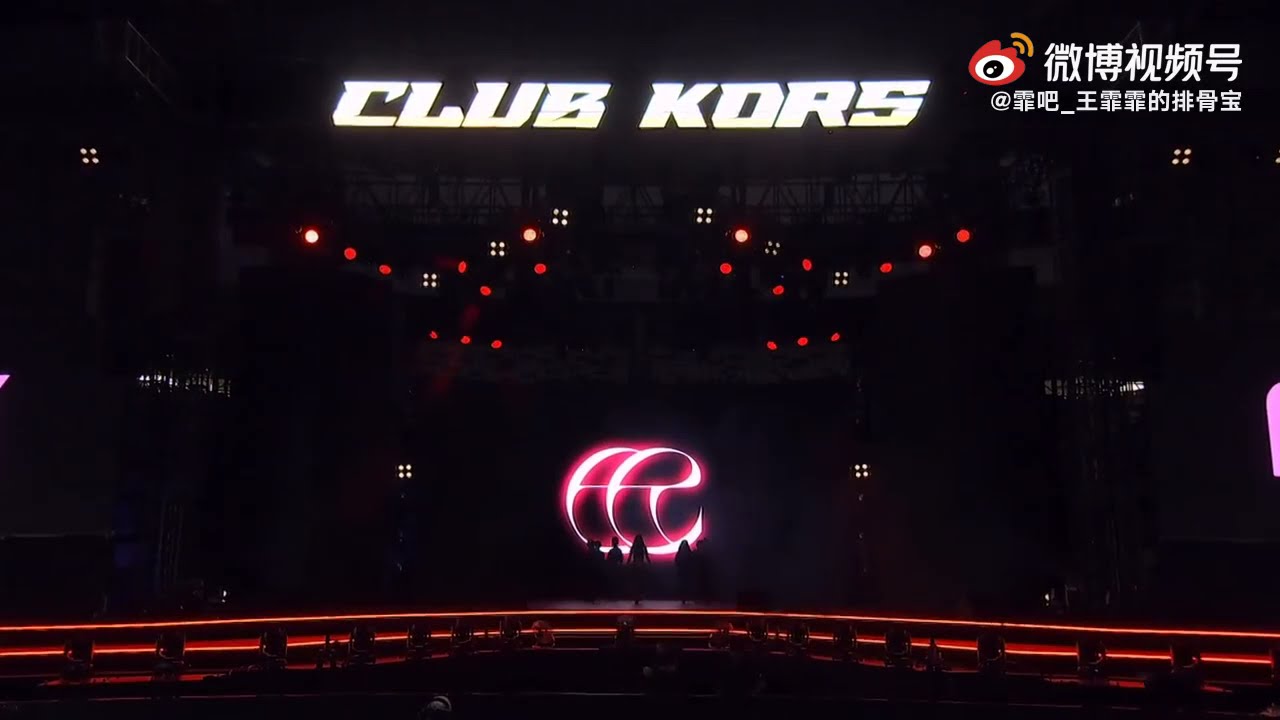王霏霏 Wang Feifei performing HELLO ft Jackson Wang 王嘉爾 + FANTASY不要急+ STALKER窥探者 at the CLUB KORS乐界之夜