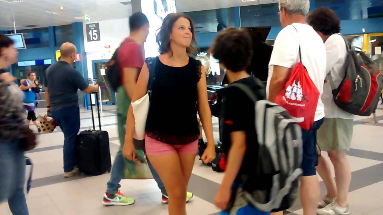 aeroporto palermo - 27 luglio 2016 - flash mob di due mani sole