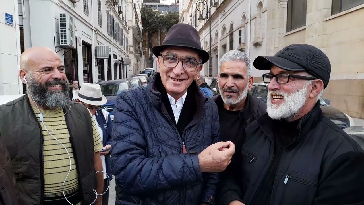 شاهد كواليس أبطال العمل المسرحي.الثائرون.لمسرح قسنطينة.قبل عرض المسرحية.في المسرح الوطني