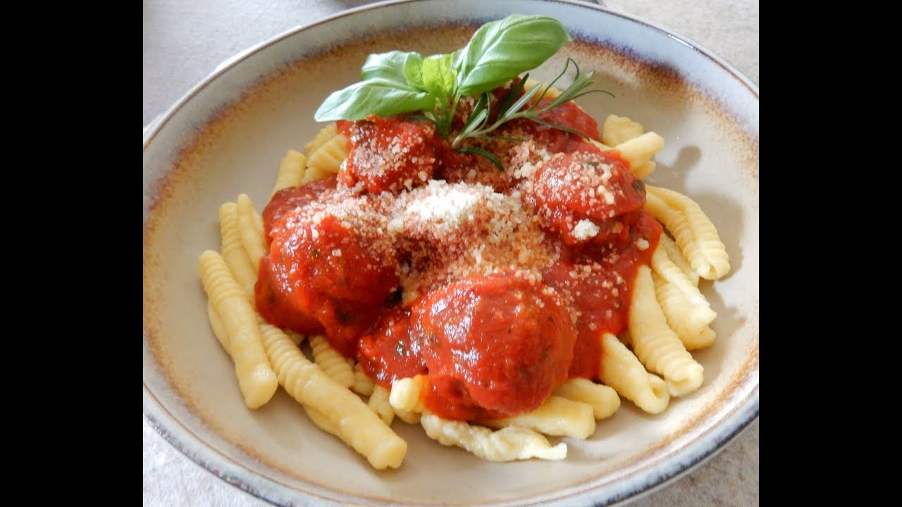 Fleischbällchen in Tomatensauce mit Nudeln