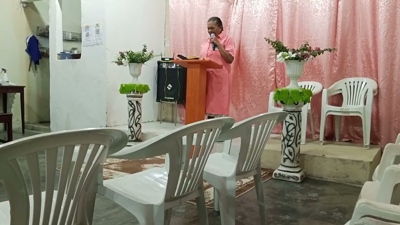 irmã Bel cantando na IPDA Chã do Pilar AL membro com mais de 40 nesse ministério 