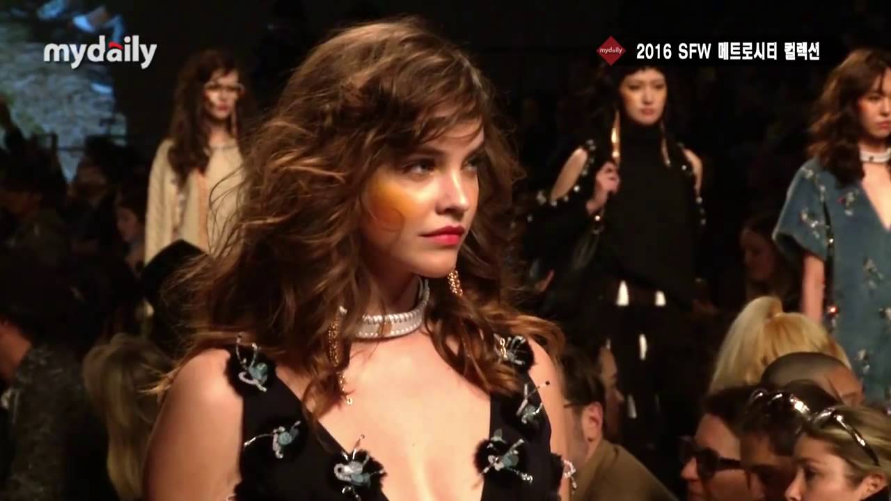 Barbara Palvin desfilando na 'Seoul Fashion Week' pela MetroCity.