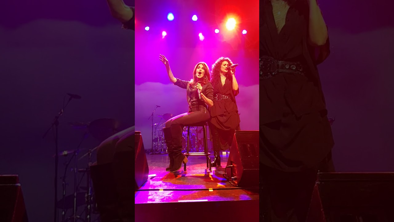 Kiara y Karina..popurrí.en Barcelona