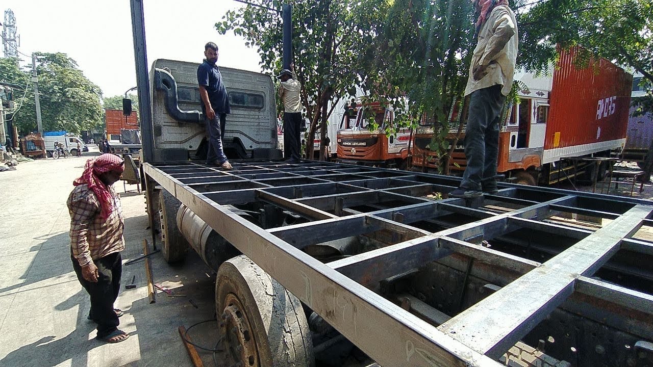 Truck body building roof restoration | Indian truck mechanics