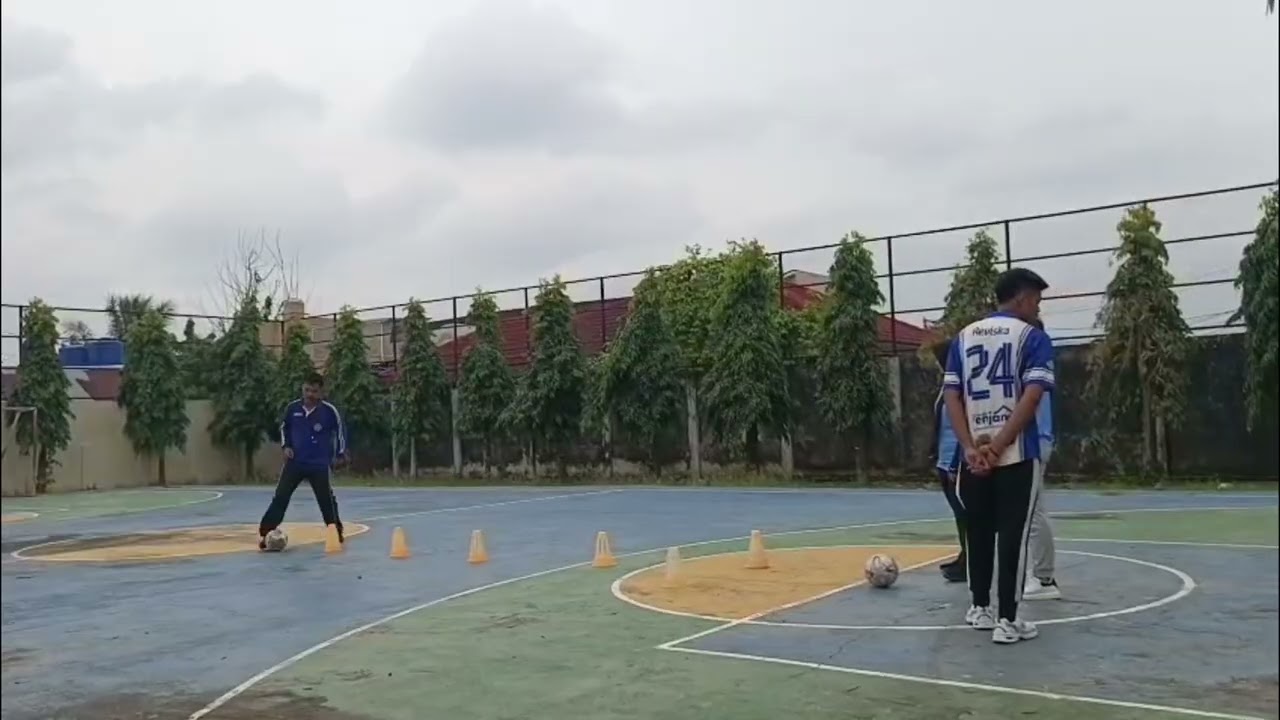 TUGAS MICRO PEMBELAJARAN SEPAK BOLA (materi dribbling megunakan kaki bagian dalam)