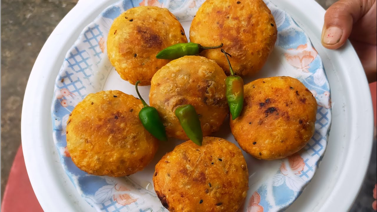 খুব সহজে ঘরে বানিয়ে ফেলুন খাস্তা পিয়াজ কচুরি / Crispy Aloo pyaz kachori recipe|| #kachori #cooking 