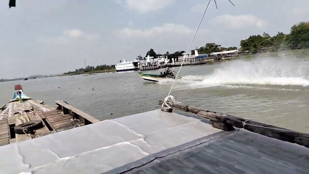 Phong cảnh miền tây sông nước cùng ghe chở cá mướng trời buổi sáng rất là đẹp 