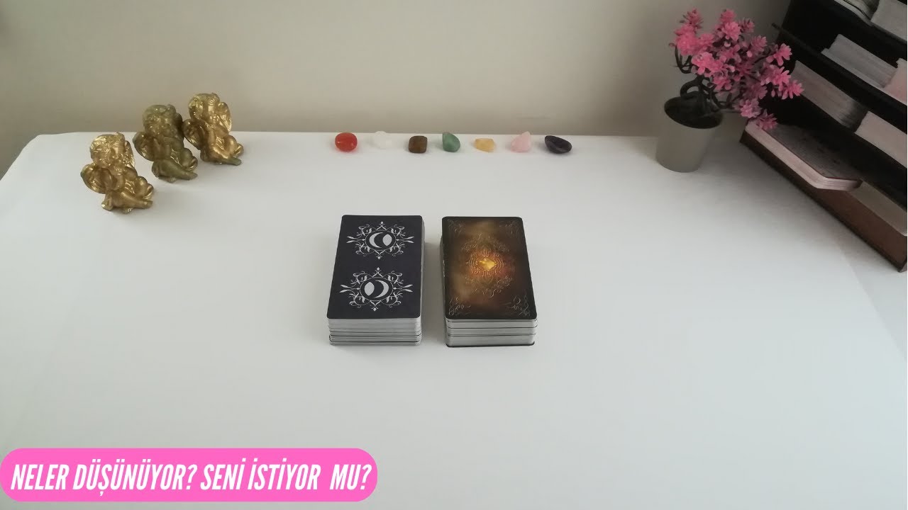 Neler Düşünüyor?💕Seni İstiyor mu? Tarot
