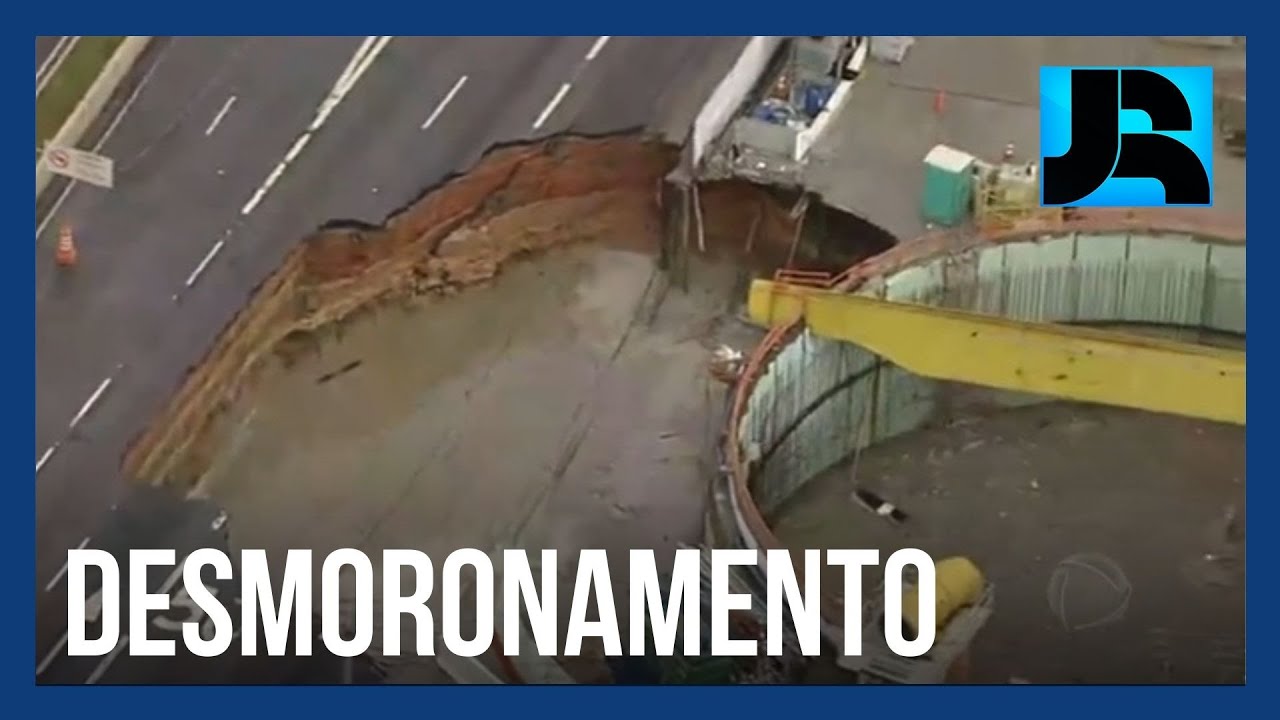 Obra do Metrô de São Paulo desmorona e abre cratera na marginal Tietê