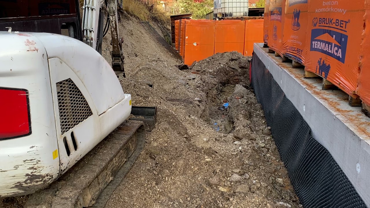 Bobcat 325 excavator and Renault messenger gas for house burying