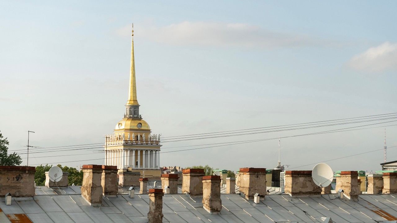 Самобытная двухкомнатная квартира с окнами на шпиль Адмиралтейства