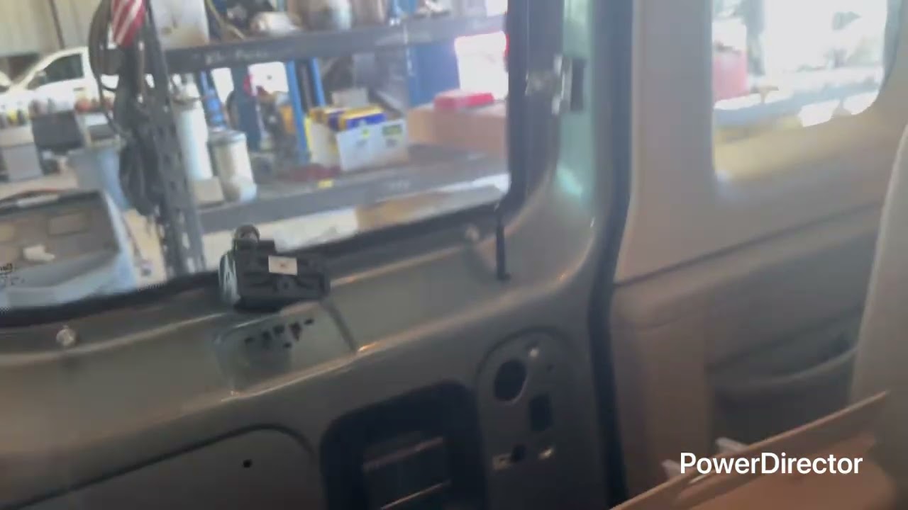 Пассажирский фургон Ford E150, боковая дверь не открывается