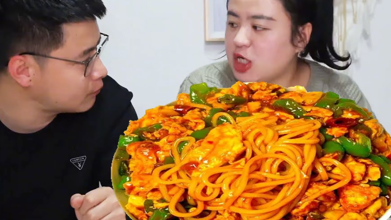 亮亮喝酒有点有点多身上还难受，丹丹做青椒鸡蛋拌面让他缓缓，俩人都超级高兴！【胖手手丹丹】