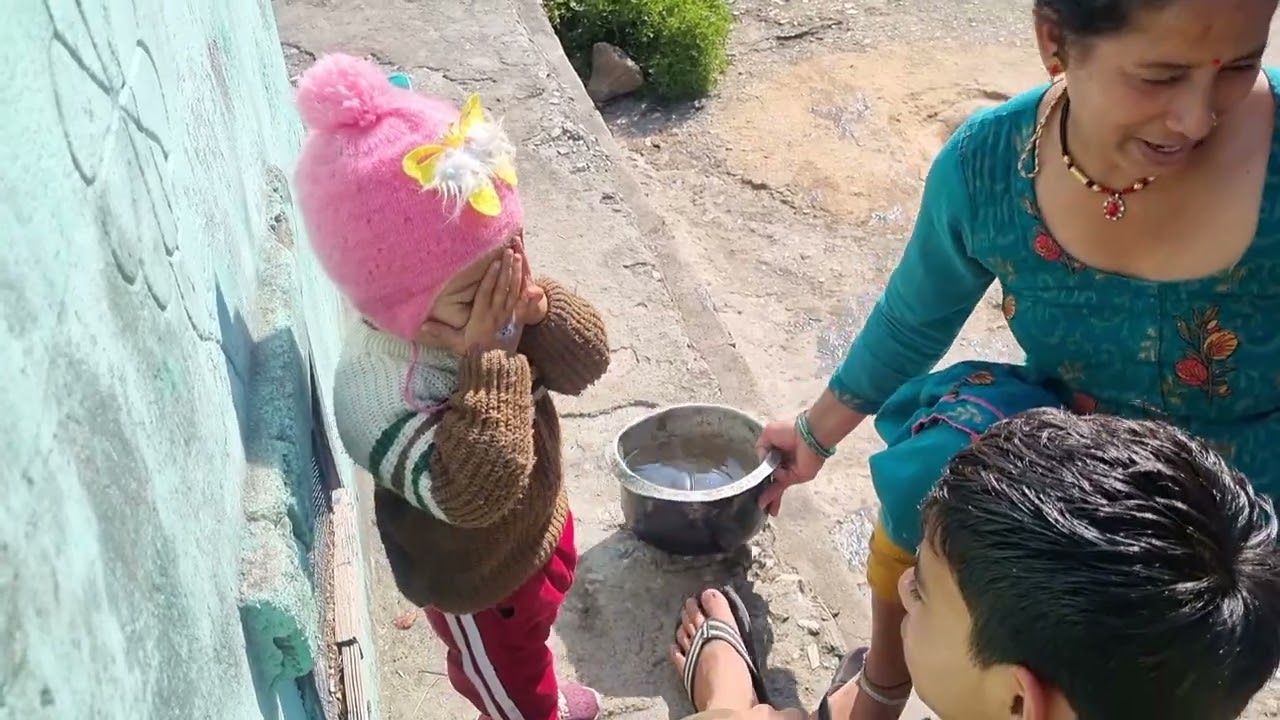 आज गए हम अपने पुराने घर नीचे  गाँव मे अम्मा से मिलकर बहुत अच्छा लगा अम्मा ने कि कॉमेडी मजा आ गया
