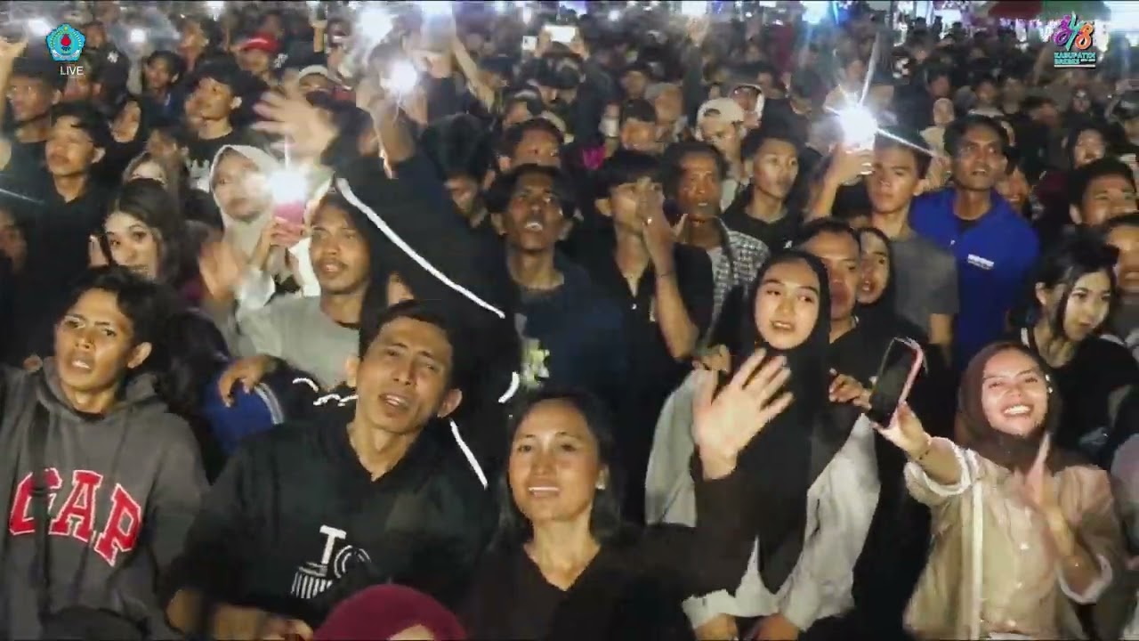 RIBUAN FANS BINTANG KEHIDUPAN -  CARLY VAN HOUTEN - ACARA HUT BREBES KE 348 - - DI ALUN ALUN BREBES
