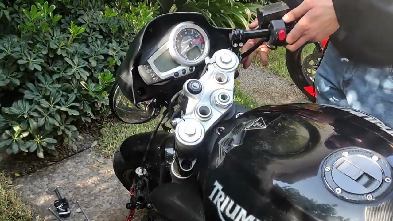 Triumph Street Triple 2010 clip ons install