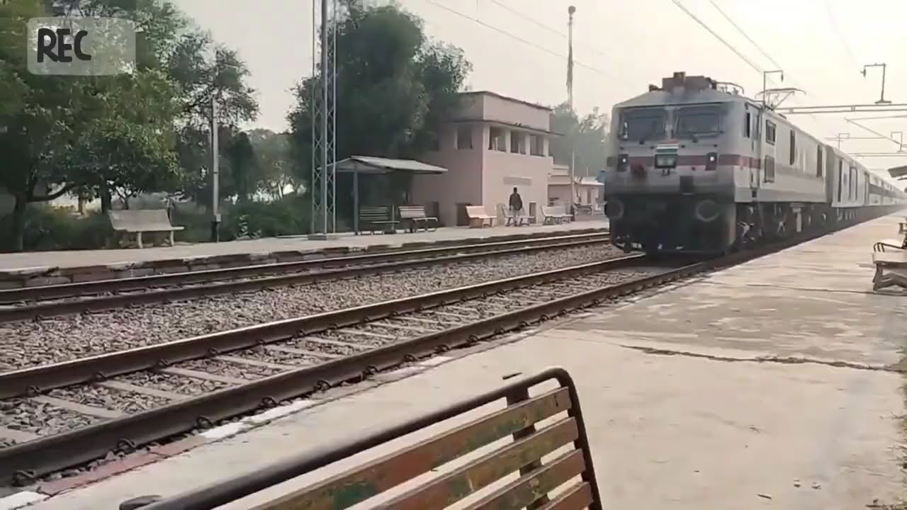 Indian railway train video 📸😭 WAG-11HC-316178 Kota Patna express train#traincrossingvideo#train#vlog