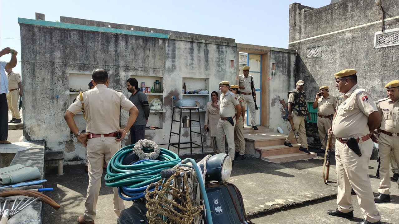 गैंगस्टर वीरेंद्र दान चारण  का पिता बोला पुलिस से कुत्ते क**** के चीथड़े उड़ा दो 