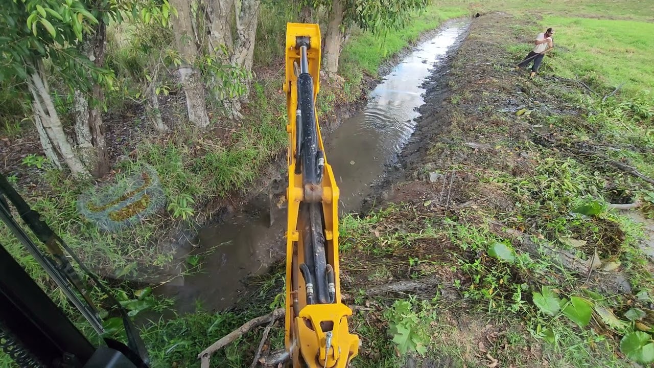 Entrando Em Várzea Com a Retroescavadeira #JCB