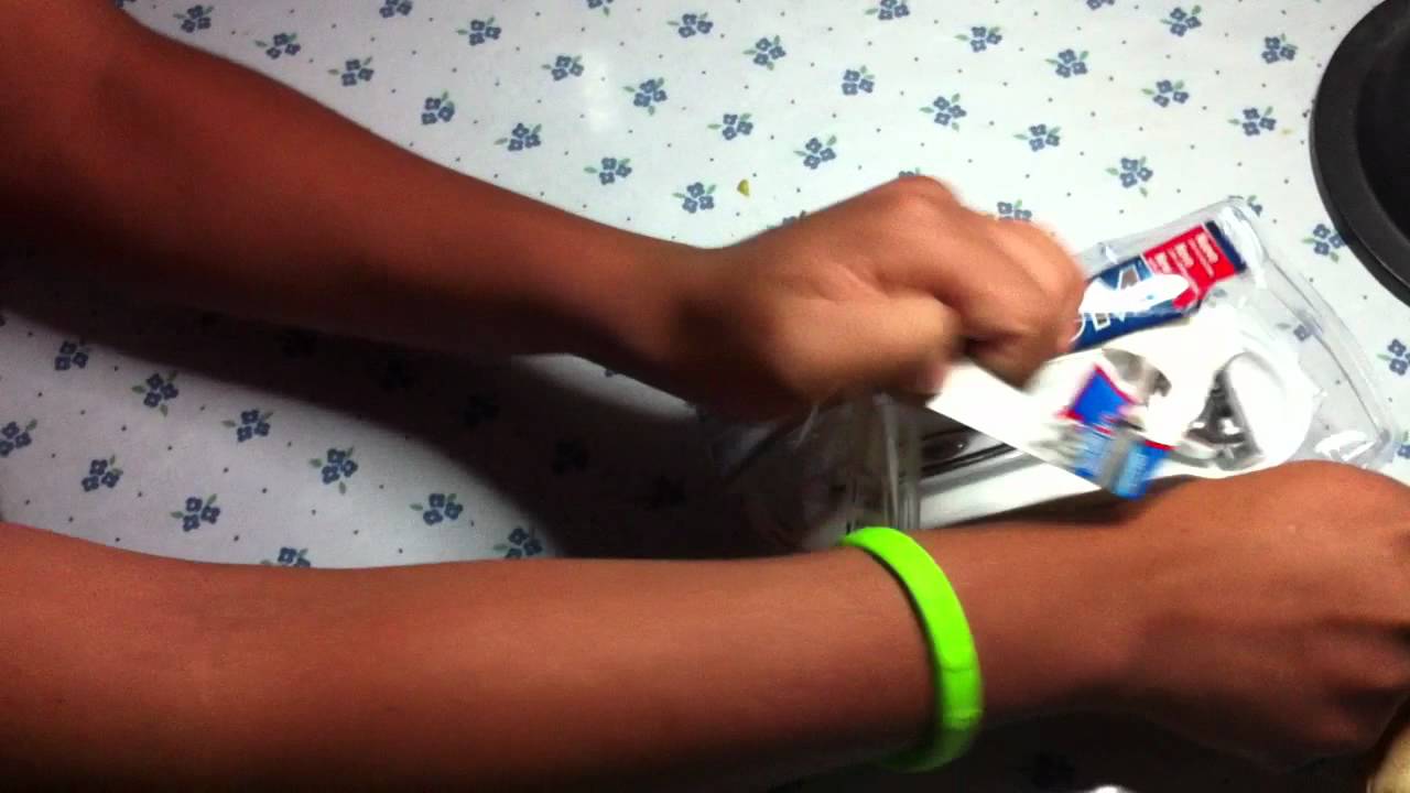 Opening a clamshell (hands).MOV
