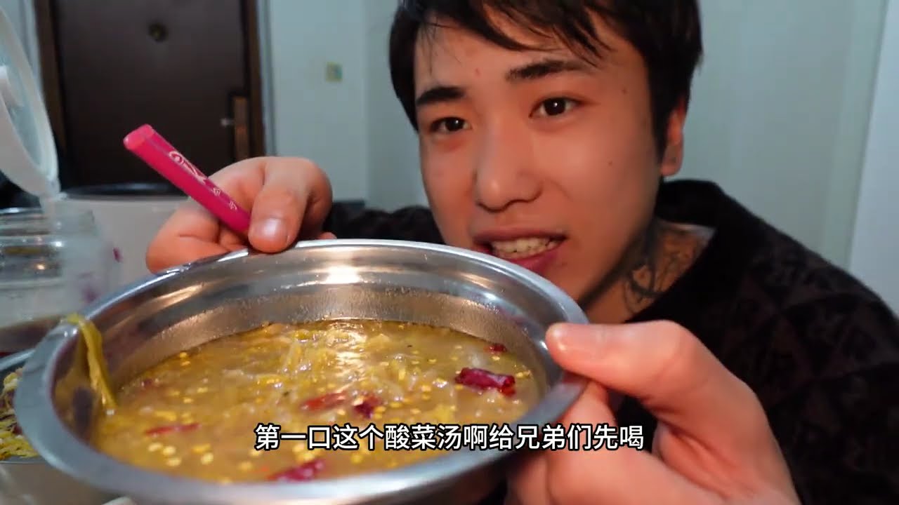 天气好冷 出租屋做一锅酸菜五花肉烩血肠 吃的美滋滋啊
