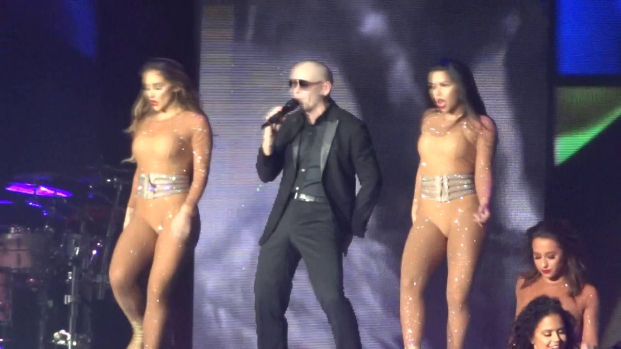 Pitbull - Show opening & Don't Stop The Party