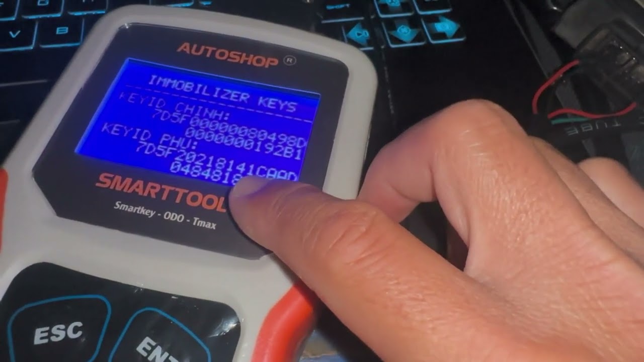 Use SMART TOOL and KYDZ machine to make VESPA PNG04 CHIP KEY