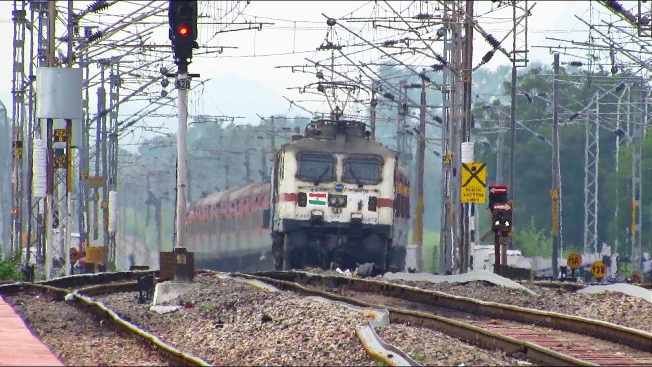 12723 TELANGANA Express Sprints through PEDDAPALLI Jn. !!