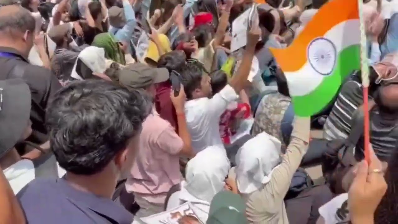 Godi media go back slogans raised at Jantar mantar in new Delhi 
