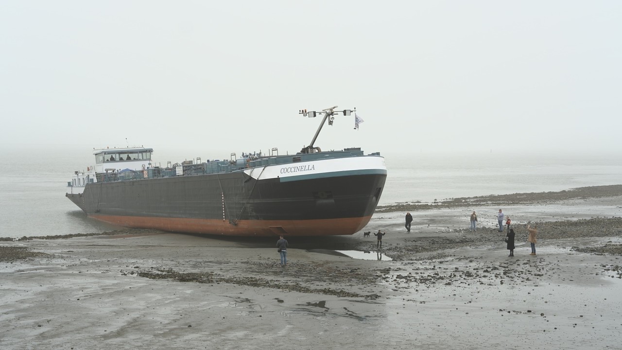 Binnenvaartschip loopt vast door dichte mist in Terneuzen - 112 Nieuws | Omroep ZVL
