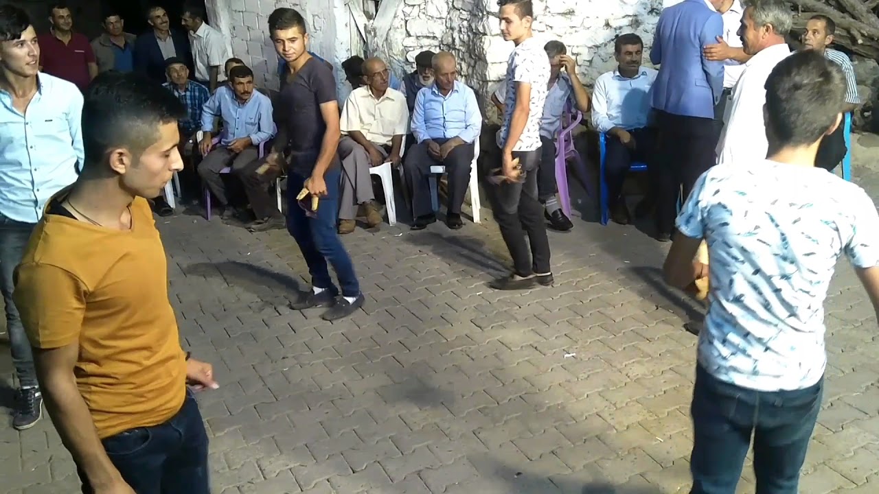 Manisa DEMİRCİ HOŞCALAR köyündeki köy gençleri ESKİN DERESİ oynuyor