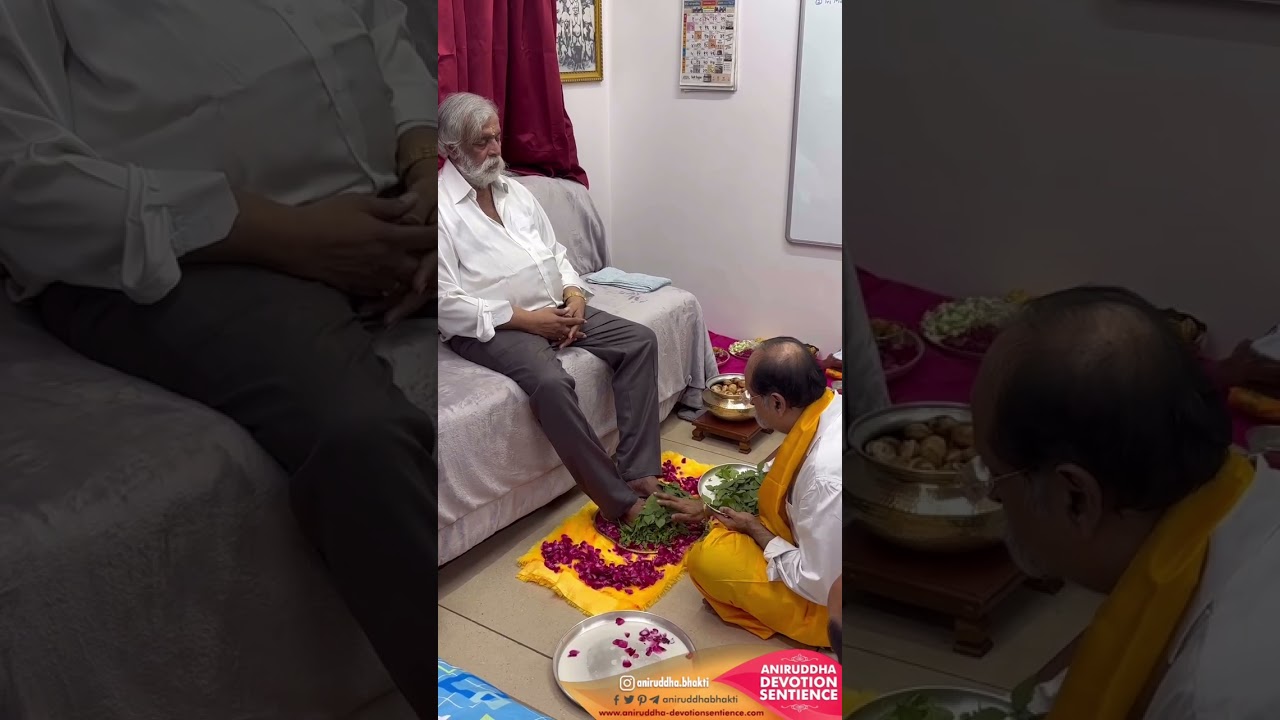 परमपूज्य सद्गुरु श्रीअनिरुद्धांच्या रौप्यपादुकांसह सद्गुरुंचे पाद्यपूजन समीरदादांनी केले.