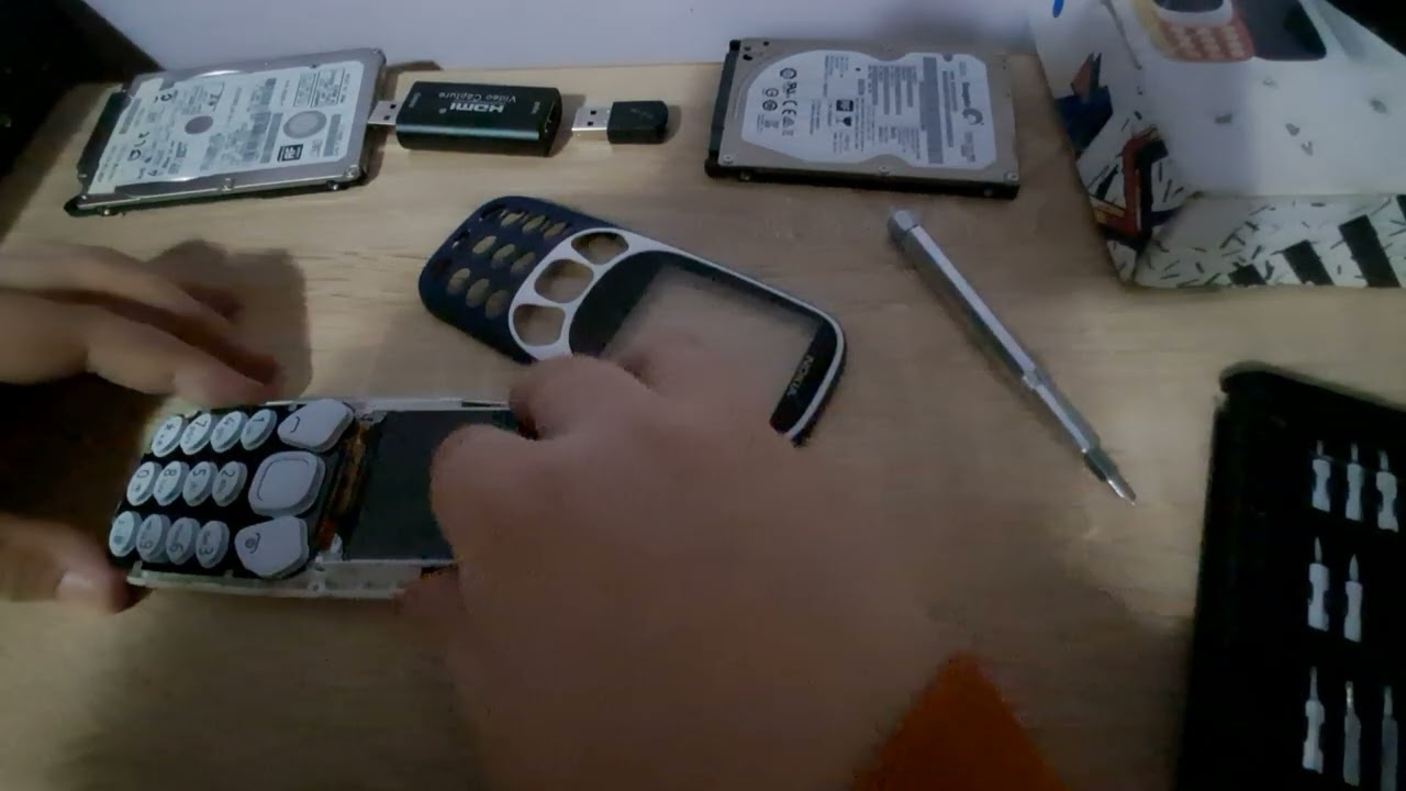 Taking apart the Nokia 3310 - UNEDITED