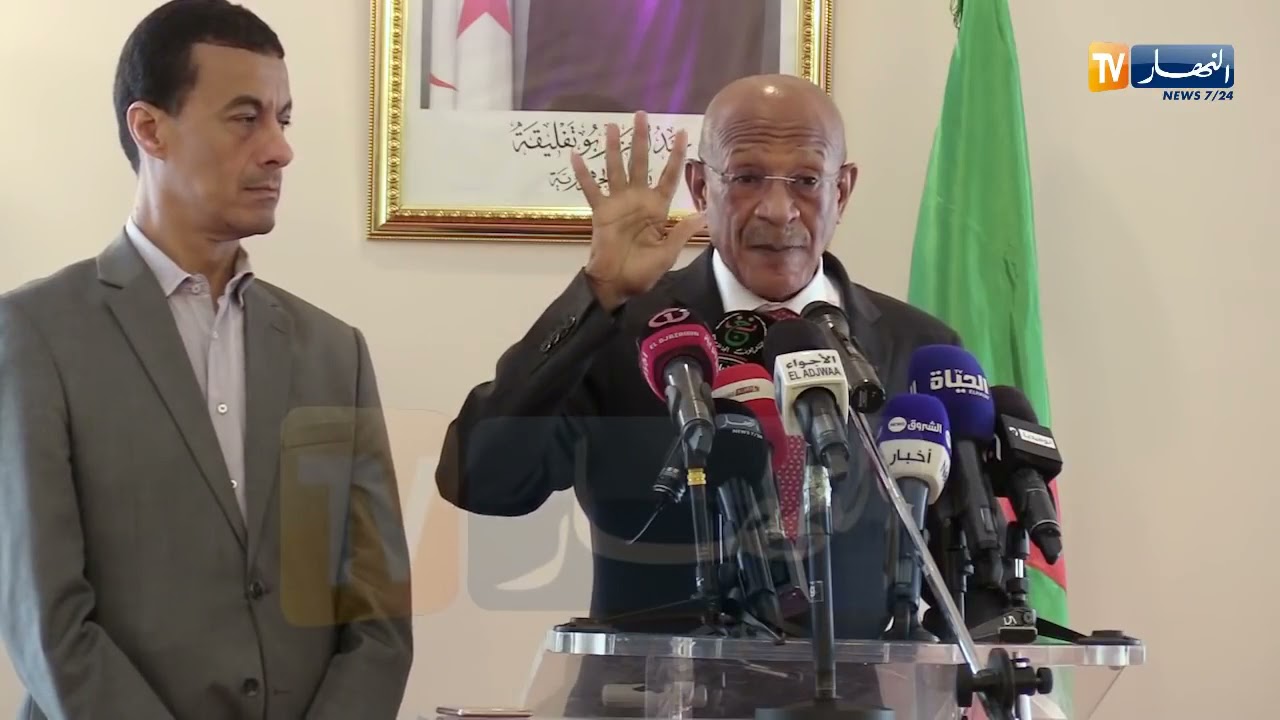 Wali. Algerie. Zoukh. زوخ: في سنغافورة يخرجو القمامة مرة واحد في الأسبوع و حنا اربعة مرات