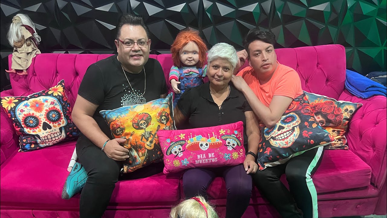 Lola no quiere quitar la decoración de día de muertos ☢️
