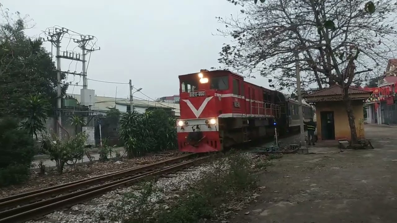 D12E-656 kéo tàu khách SP8 thông qua ga Phủ Đức (13-2-2026)