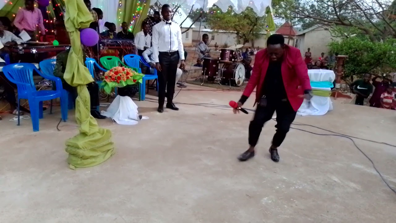 Brother k akishindana  na Wana wa ngurumo kucheza Mziki
