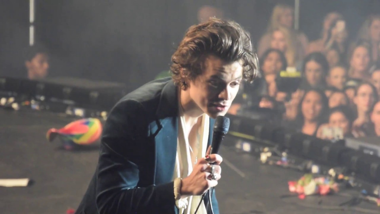 Harry Styles - Harry talking to fans mom on the phone - Los Angeles, CA 07.13.18