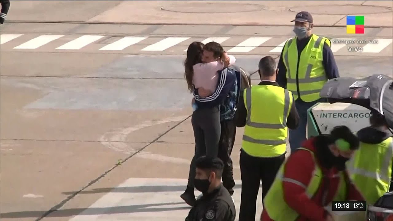El emotivo recibimiento de Antonella Roccuzzo a Lionel Messi 💘🇦🇷