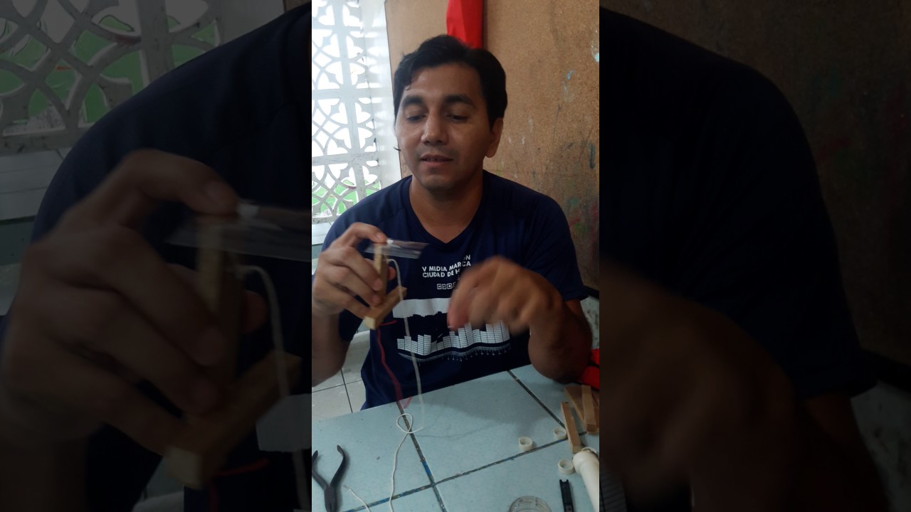 Renato Garcia.  Nos enseña hacer el mecanismo para la boca movible de una marioneta.