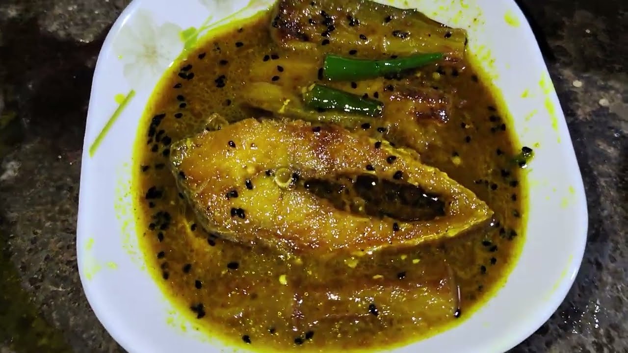 বেগুন দিয়ে ইলিশ মাছের তেল ঝাল .... Ilish fish with brinjal recipe...# Ilish recipe @shurtimomsmajic 