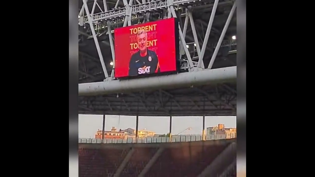 Galatasaray taraftarı Domenec Torrent'e s&ouml;v&uuml;yor