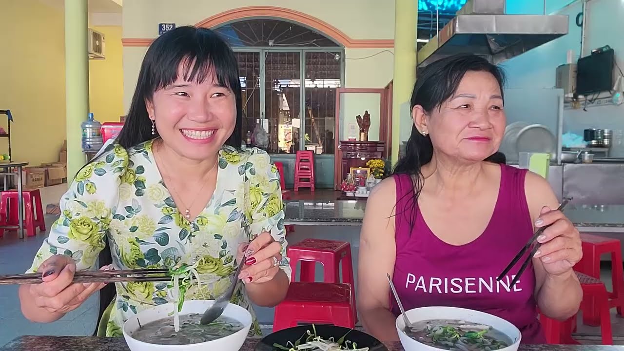HAI MẸ CON ĂN BÁNH CANH CÁ LÓC Ở TIỆM CÔ GẦN NHÀ MỐI RUỘT CỦA MẸ 