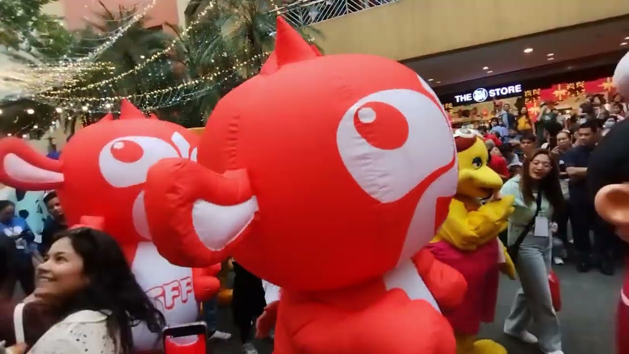 Грандиозный парад талисманов торгового центра SM Mall of Asia