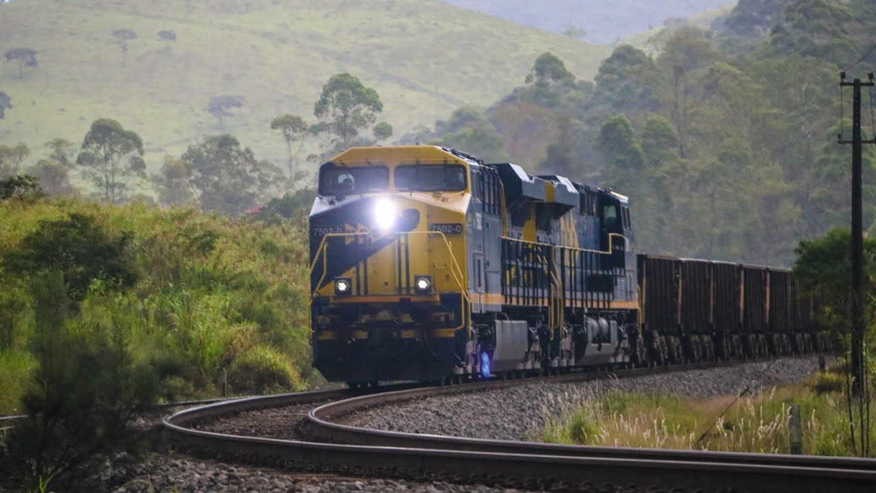 Trem gigante com quase 300 vag&otilde;es passando chutado na Linha do Centro com as locomotivas ES44ACi
