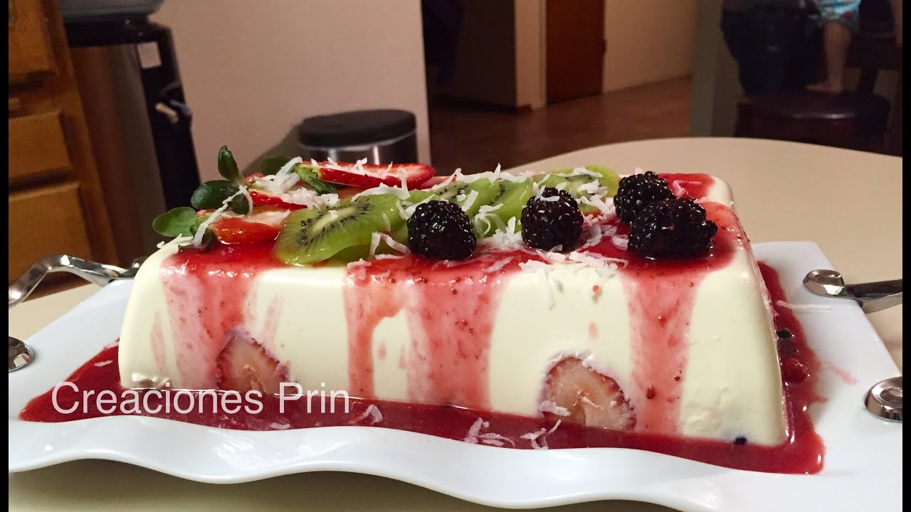 Gelatina de Yogurt con frutas y salsa de fresa y zarzamora .