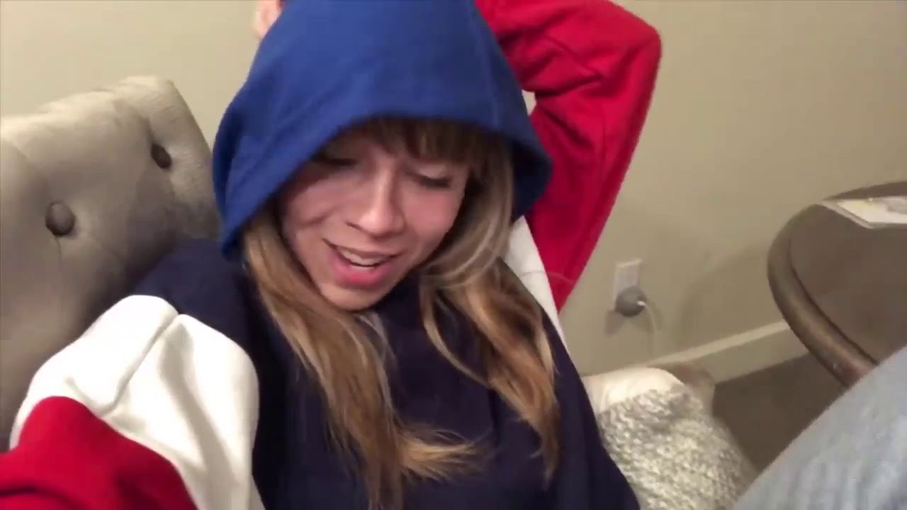 Jennette’s Disaster Travel Day Vlog