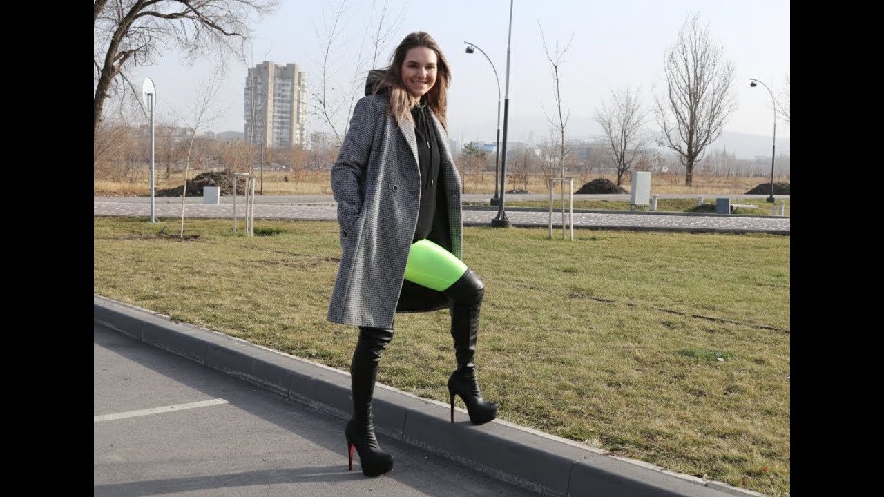 DancingLady #098 – Tania tanzt! (Dancing in high Overknee-Boots and neon Leggings…)