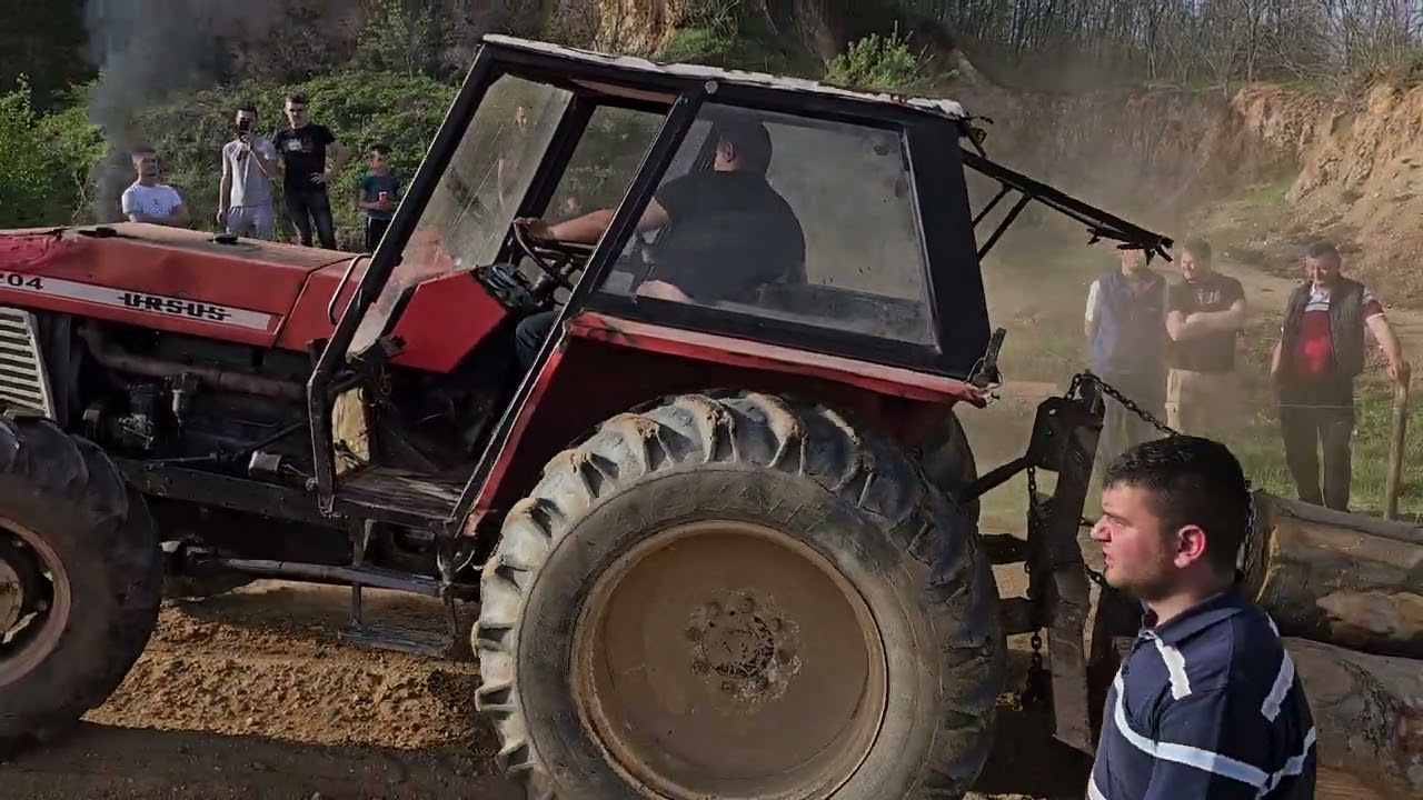 URSUS 1204 5.50m3 stala je prenja vuča al je izvuko do kraja
